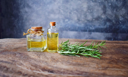 Маслото от розмарин: Тайната на по-здравата и гъста коса